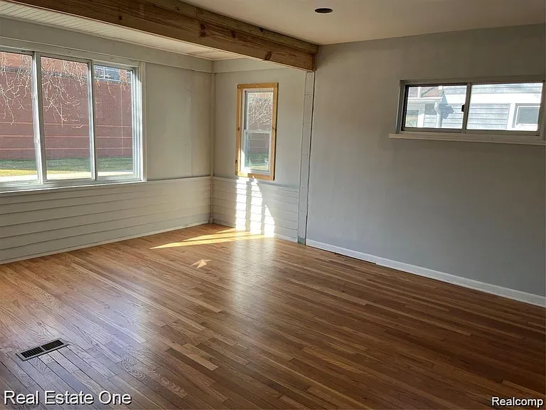 371 E Oakridge St — Photo 5