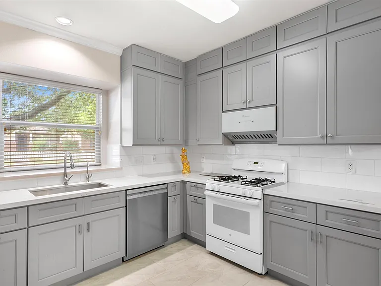 7138 Sun Village Dr — Photo 10