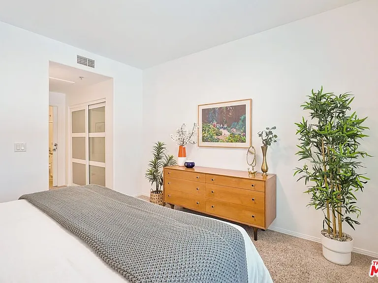 100 S Alameda St #150 — Photo 29
