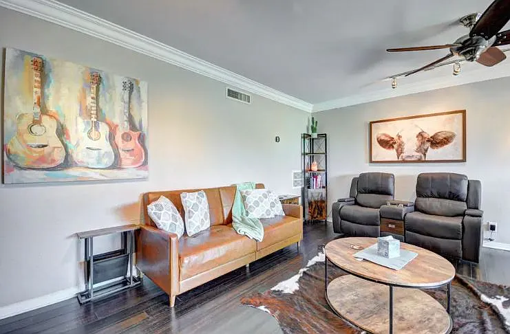 502 E Avenue J — Photo 3