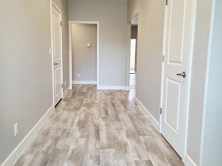 Spacious entry way into main living area.