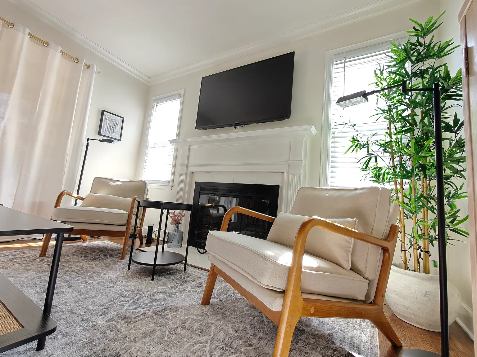 542 Ambassador St — Photo 3