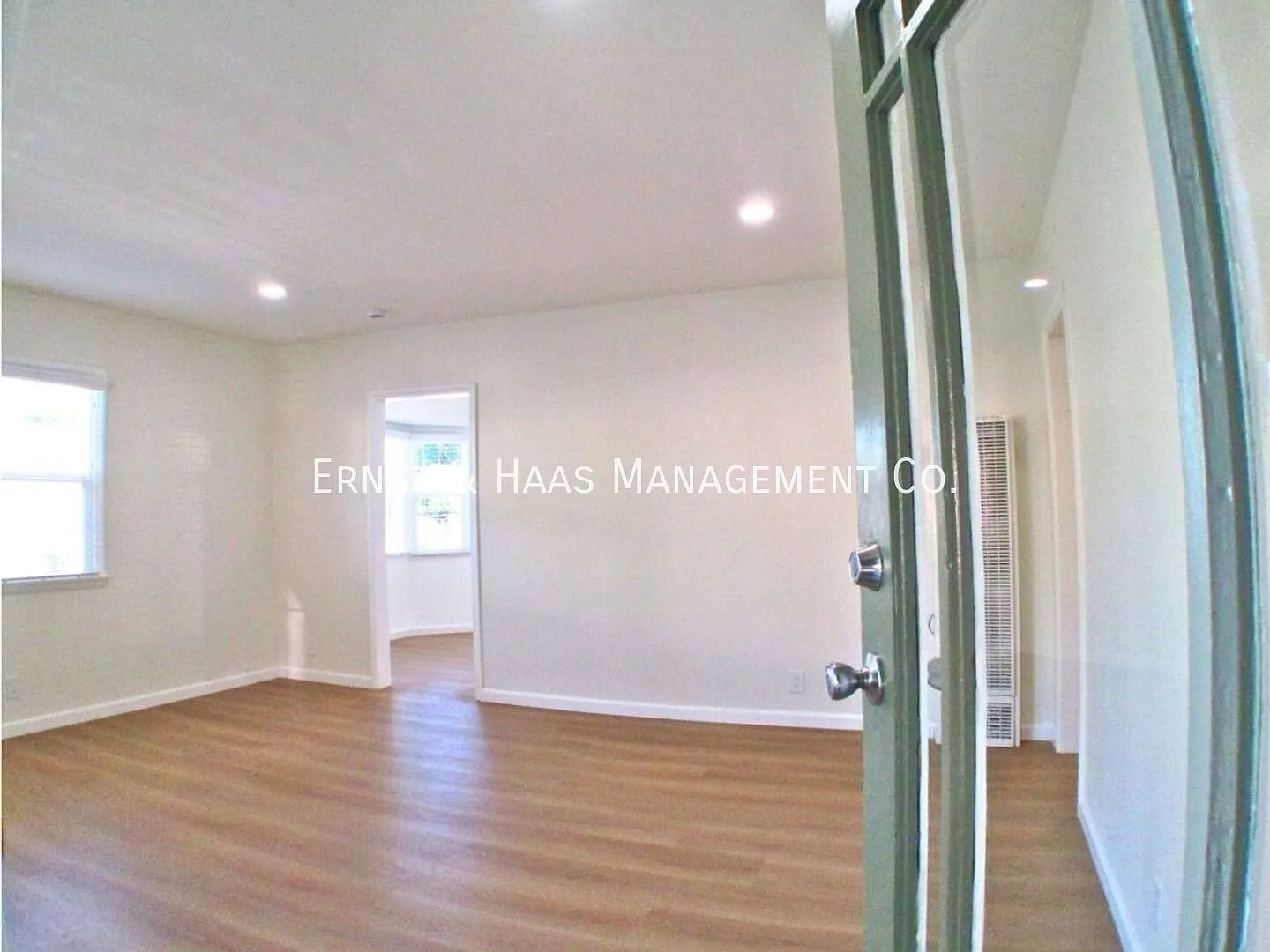 Front Duplex Home in North Long Beach Area! — Photo 2