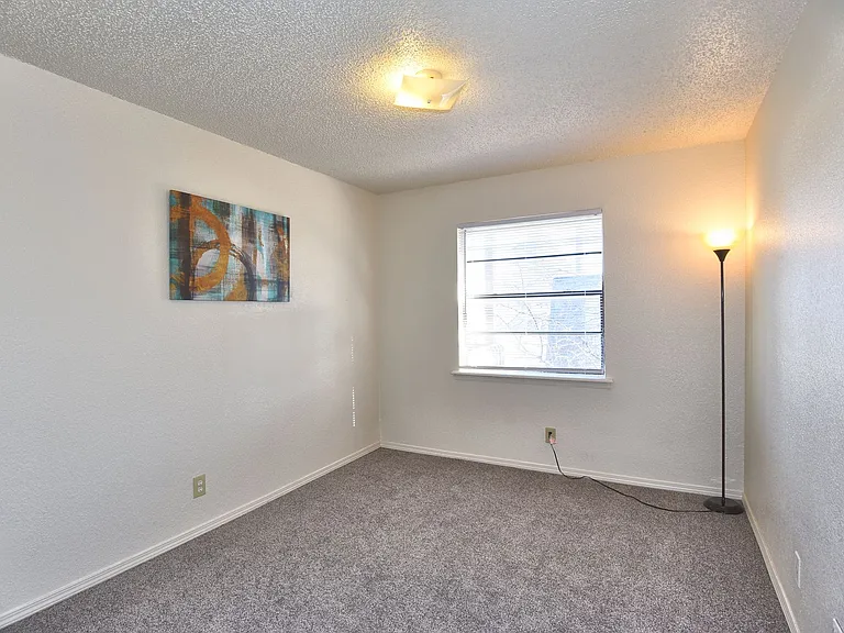 South Point Apartments — Photo 20