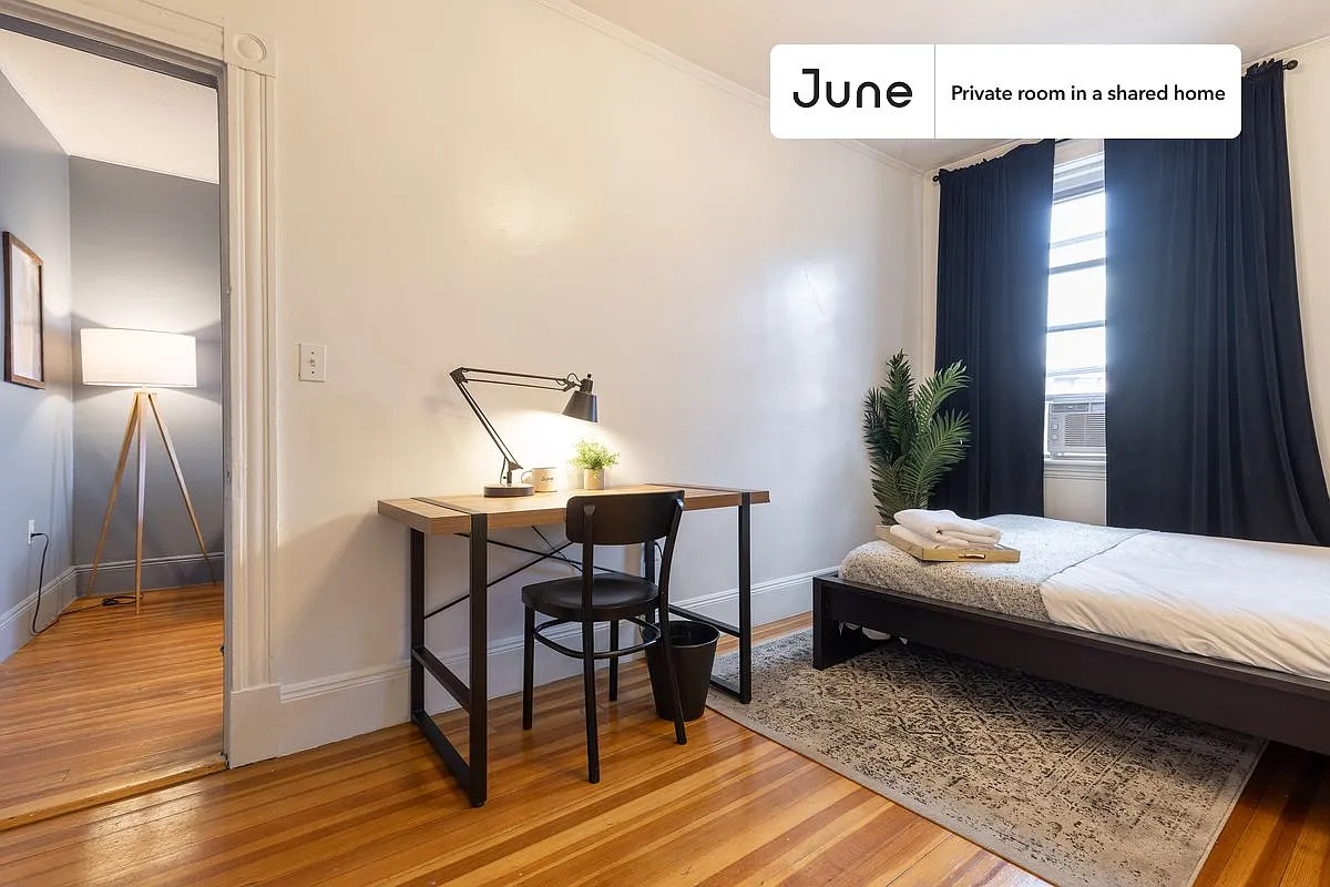 Queen bedroom in 3 bed/1 bath home in North End #369 B — Photo 3