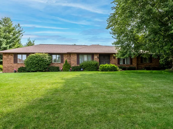 1151 Carriage Place Dr, Bettendorf, IA 52722
