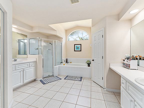 5th image of 5164 SW 82nd Ter