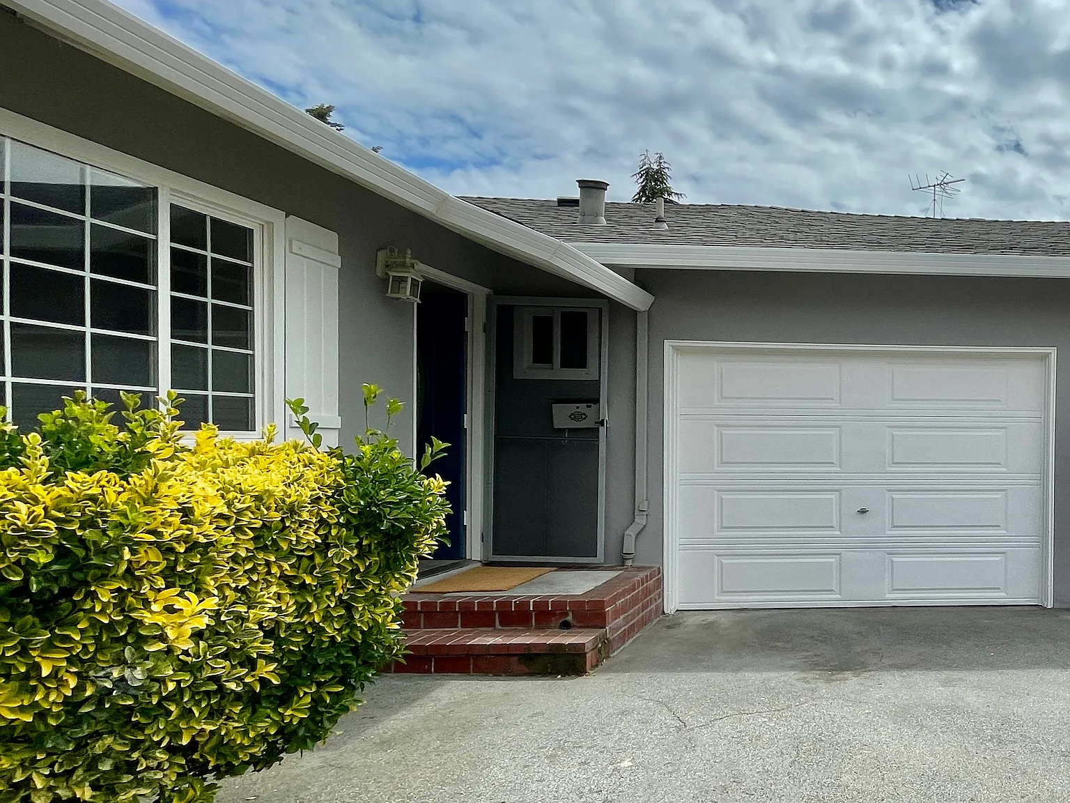 3 bed, 1050 sqft, $4,545 — Photo 1