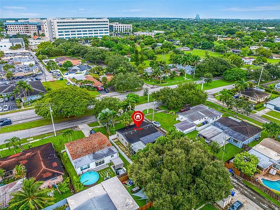 2nd image of 911 N Park Rd