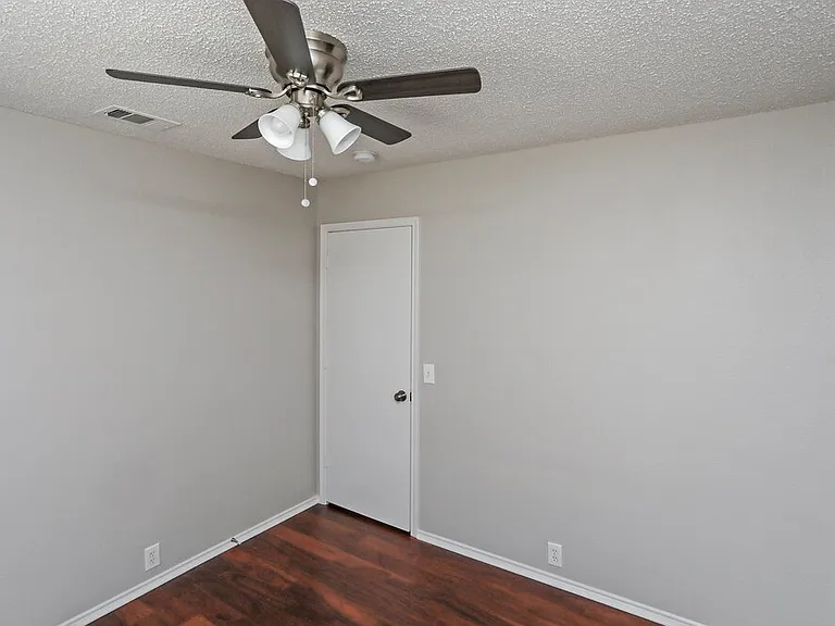 230 Westminster Dr — Photo 10