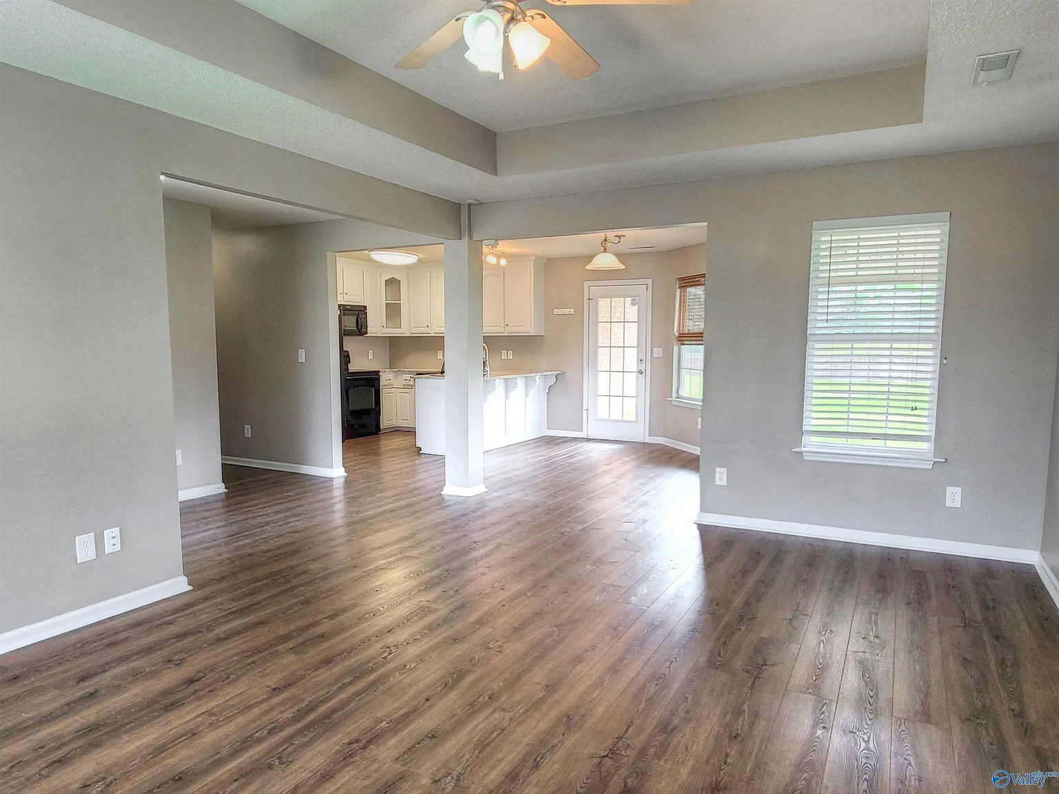 3 bed, 2.0 bath, 1497 sqft, $1,800 — Photo 2