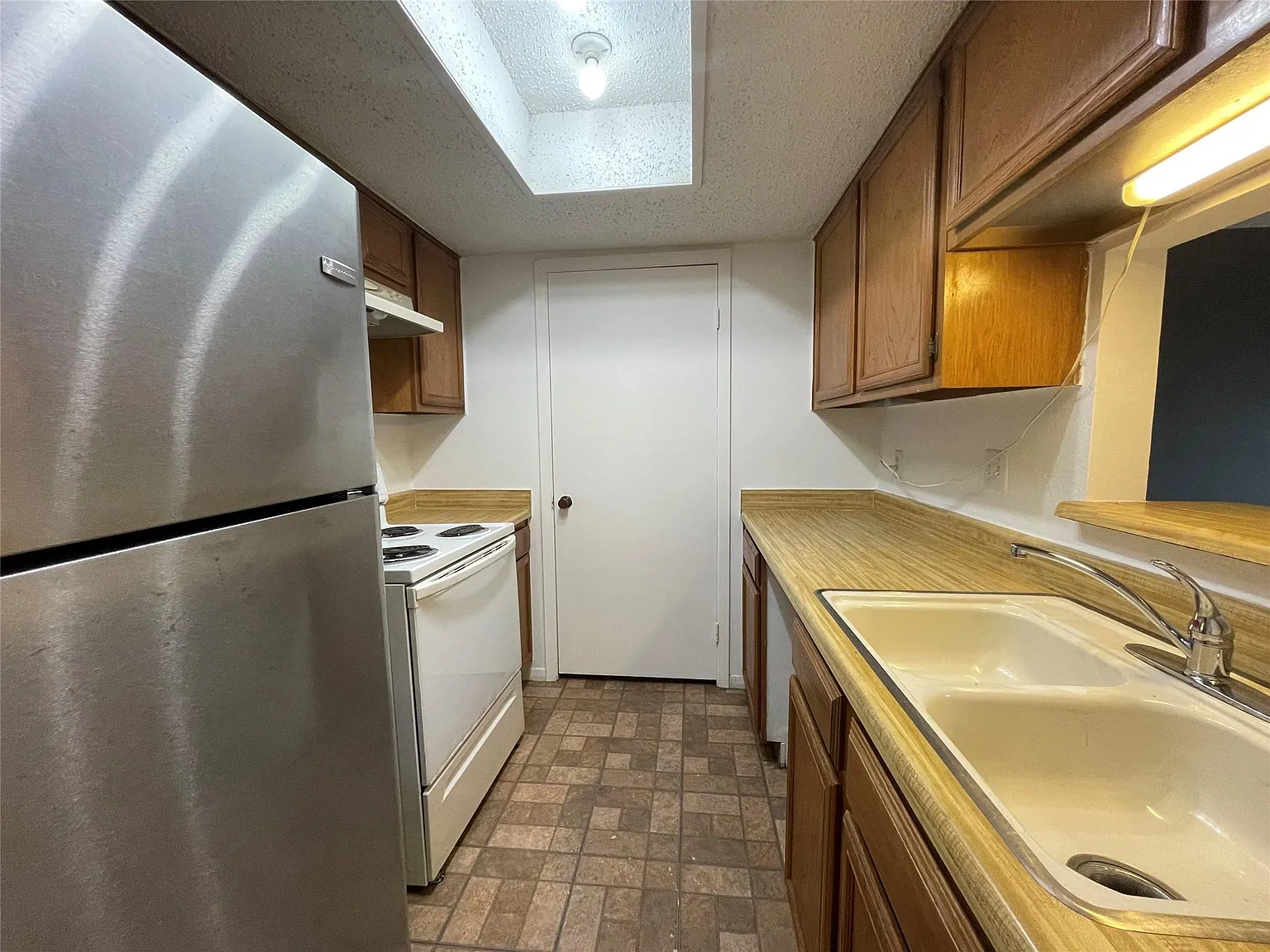 1 bed, 1.5 bath, 1144 sqft, $1,100 — Photo 3