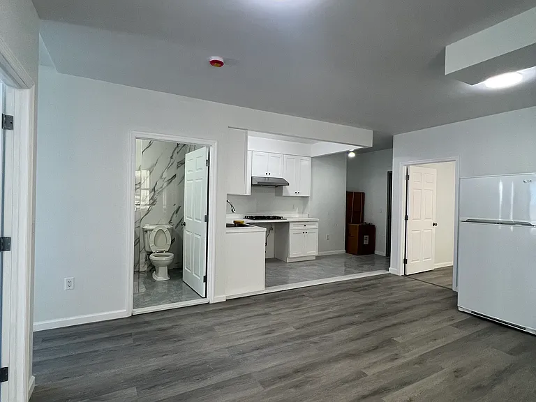 1548 W 8th St #1R — Photo 3