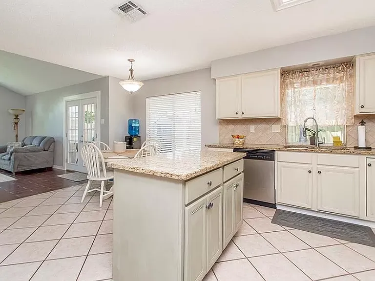 105 Larchwood Dr — Photo 11