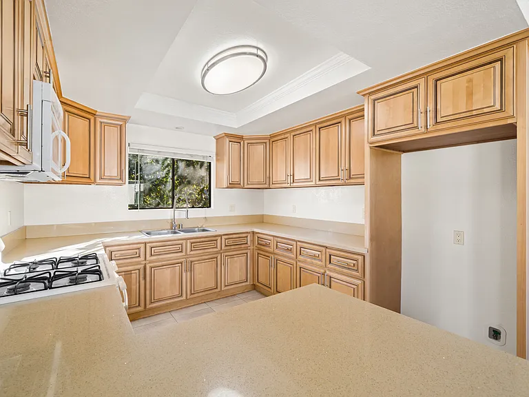 1059 Grover Ave #D — Photo 6