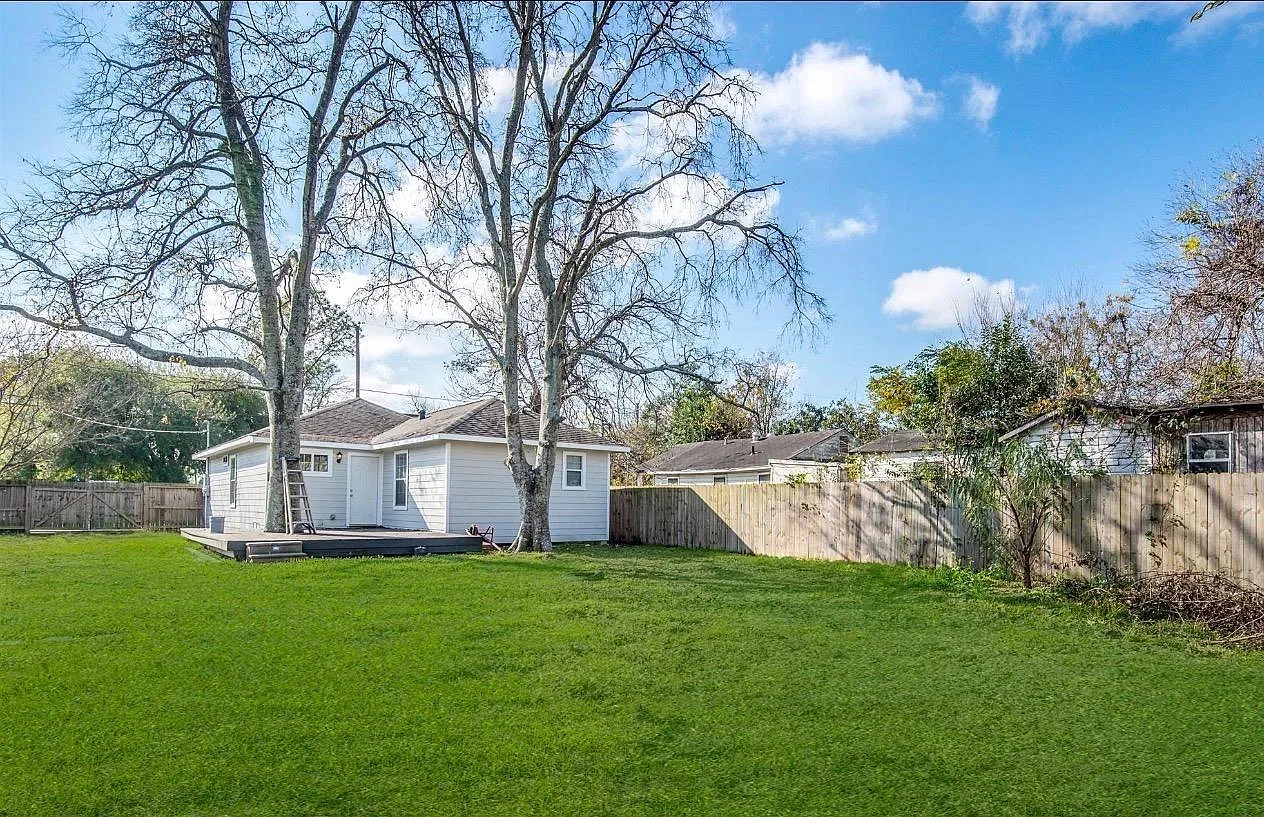 3 bed, 2.0 bath, 1350 sqft, $1,800 — Photo 3