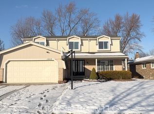 1553 Lakewood Dr, Troy, MI