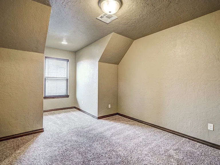 905 Samantha Ln — Photo 46