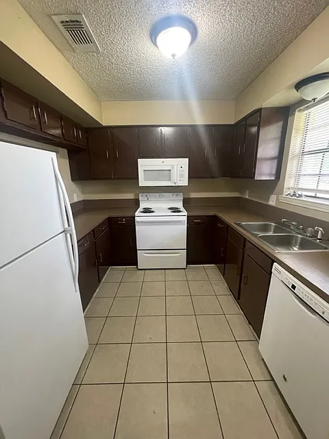 2 bed, 1.5 bath, 1100 sqft, $1,000 — Photo 2