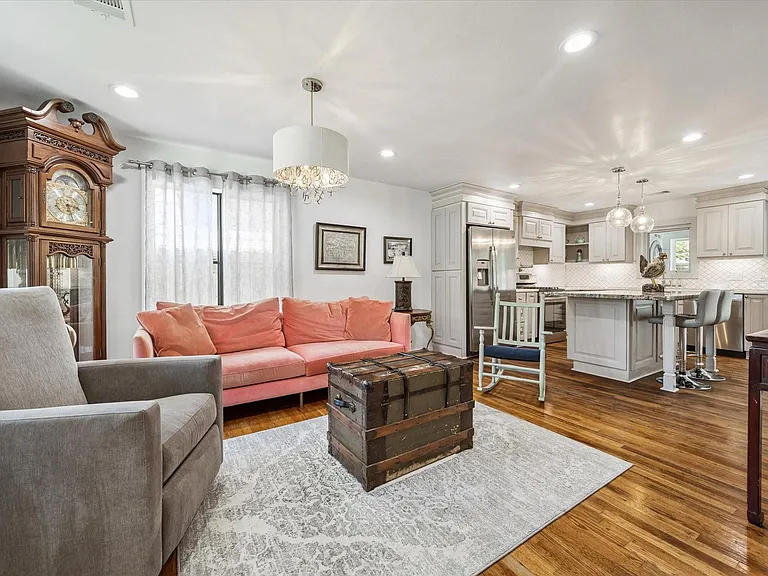 4710 Edison St — Photo 4