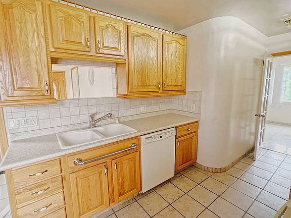 4th image of 540 S Mariposa St