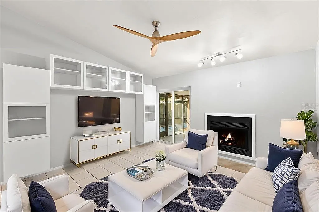 2 bed, 1.0 bath, 804 sqft, $1,800 — Photo 3