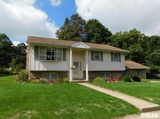 604 Oakwood Ln, Washington, IL 61571
