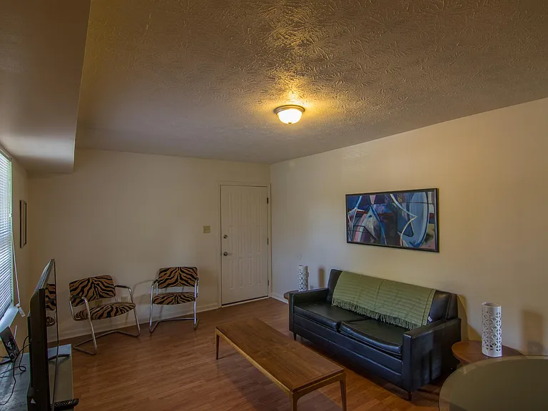 211 Waller Ave — Photo 6