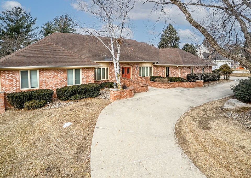 2820 & 2824 Claiborne Cir, Urbandale, IA 50322 Zillow