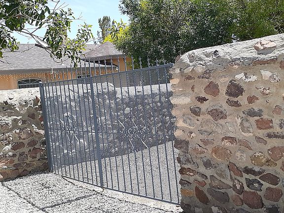 Left entry gate to back yard