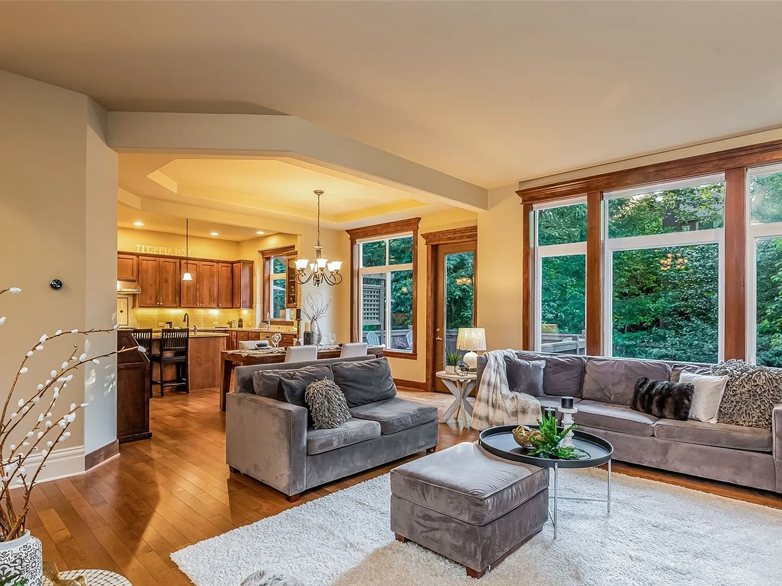 4 bed, 2.5 bath, 3000 sqft, $5,000 — Photo 3