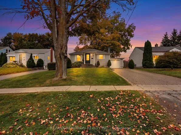 250 Helmer Ave, Newmarket, ON L3Y 4L9