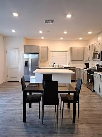 667 Jefferson St — Photo 1