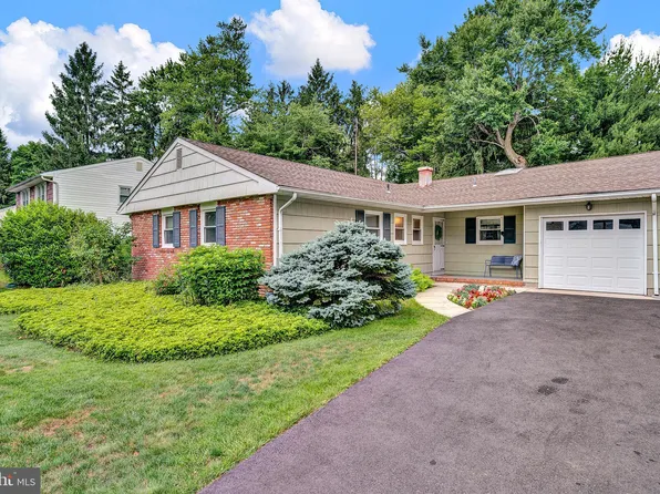 17 Great Woods Dr, Ewing, NJ 08618