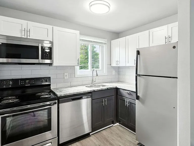 Shore Hill Apartments — Photo 2