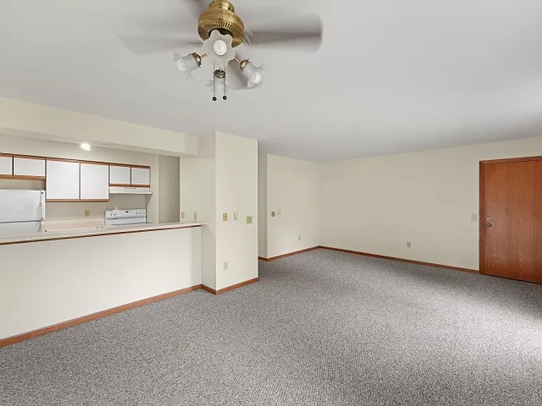 812 Blue Mounds St — Photo 3