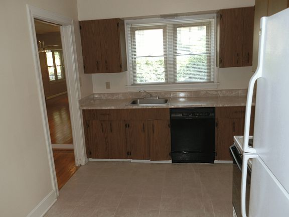 eat in kitchen w all appliances