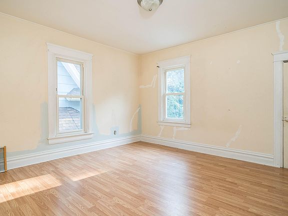 3rd image of 162 Grenville St