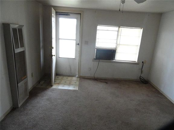 4th image of 2828 Woodlawn Dr