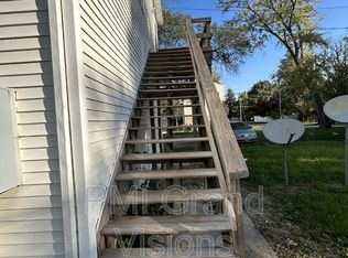 1427 9th St #2, Charleston, IL 61920