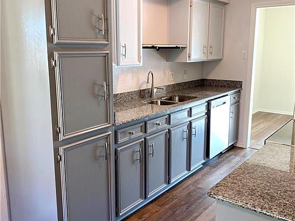 5th image of 805 E Woodlawn Dr