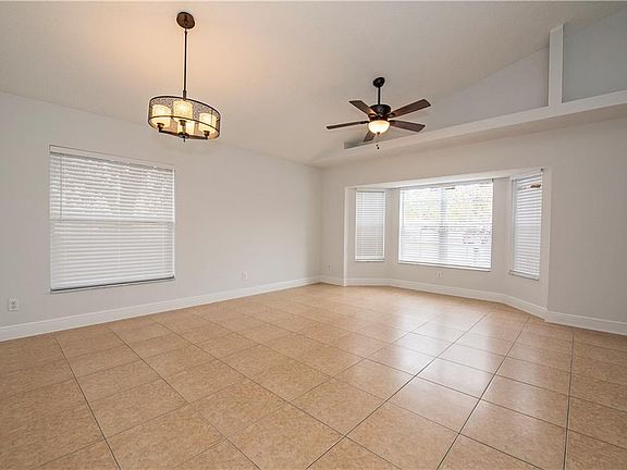 3rd image of 612 Escondido Ct