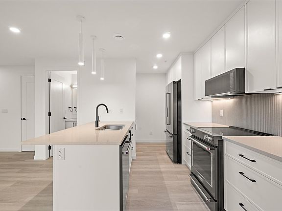 4th image of 1102 Esquimalt Rd #Townhouse 4