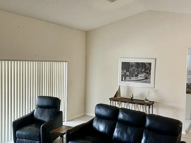 2153 Amesbury Cir — Photo 7