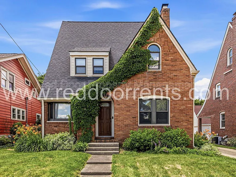 412 N Merrill St — Photo 2