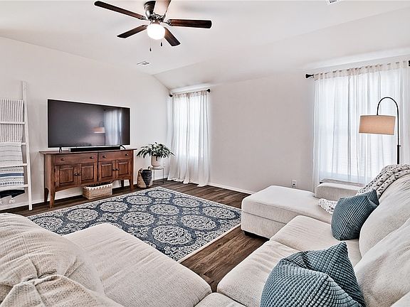 2nd image of 2805 Bauer St