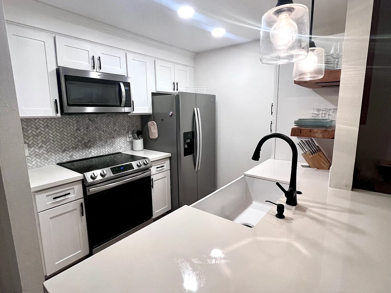 2 bed, 772 sqft, $3,300 — Photo 3