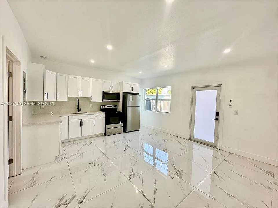 1700 Thomas St #1