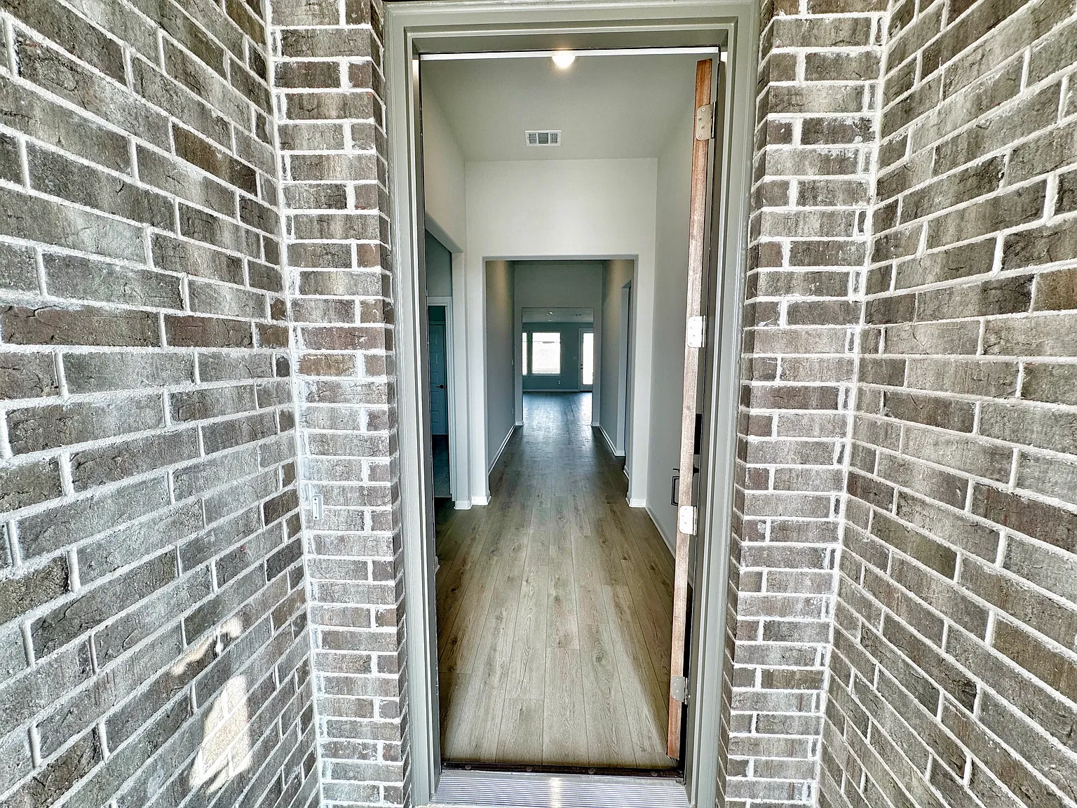 4 bed, 2087 sqft, $2,300 — Photo 2