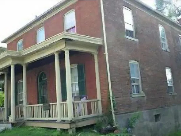 243 S 8th St, Burlington, IA 52601